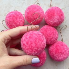 Zestaw 10 bombek-pomponów.