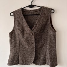Krótka brązowa kamizelka na guziki vintage – elegancki krój, klasyczny materiał xs s