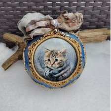 Bombka świąteczna z kotkiem w zimowej scenerii