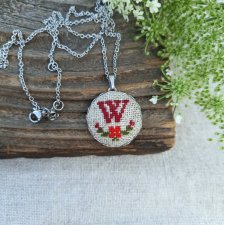 Wisiorek z haftowaną literką W