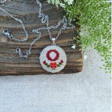 Wisiorek z haftowaną literką O