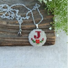 Wisiorek z haftowaną literką J