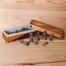 Metalowe mosiężne figurki szachowe intarsjowane  pudełko vintage