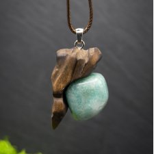 Wisiorek z amazonitem "Lipa i amazonit" –  ręcznie rzeźbiony, biżuteria z drewna, z duszą natury; pirografia, Wood Pendant