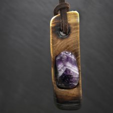 Wisiorek z ametystem "Wiąz i ametyst" –  ręcznie rzeźbiony, biżuteria z drewna, z duszą natury; pirografia, Wood Pendant