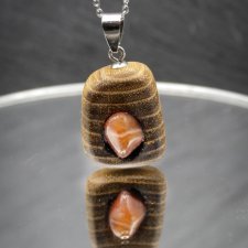 Wisiorek z karneolem "Akacja i karneol" –  ręcznie rzeźbiony, biżuteria z drewna, z duszą natury; pirografia, Wood Pendant
