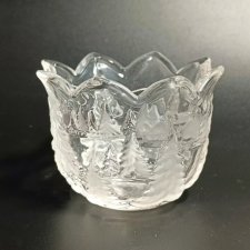 Szklana cukiernica świecznik w świątecznym zimowym klimacie vintage