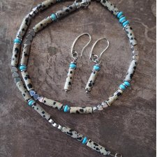 Choker i kolczyki z jaspisu dalmatyńskiego z howlitem i serduszkami