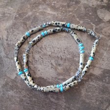 Choker z jaspisu dalmatyńskiego z howlitem i gwiazdkami