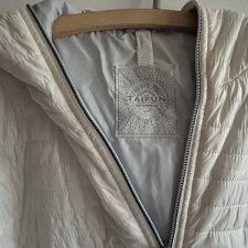 TAIFUN OUTERWEAR Przejściowa lekko taliowana  KURTKA z kapturem zapinana  na dwudzielny suwak  ECRU i szara podszewka