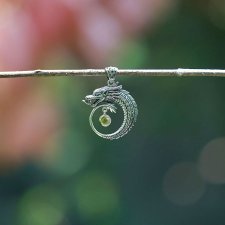 Srebrny smok z turmalinem - wisiorek