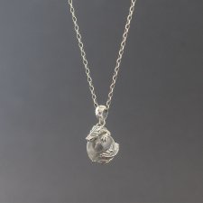 Srebrny smok z kryształem górskim