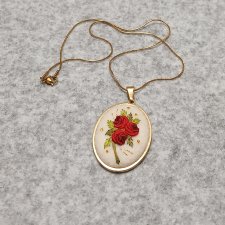 Ręcznie haftowany wisior  KORALIA  stal szlachetna