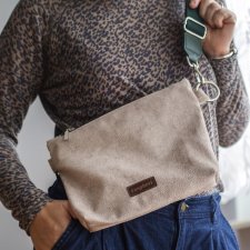 Beżowa prosta kopertówka z weluru