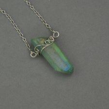 Naszyjnik Talizman minimalistyczny surowy zielony kryształ górski, wire wrapping, stal chirurgiczna