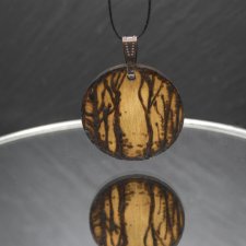 DREWNIANY WISIOREK - LAS - RĘCZNIE WYPALANY NASZYJNIK Z DREWNA, ZAWIESZKA, MOTYW NATURY, dla Niej, dla Niego