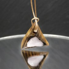 Wisiorek - Kwarc różowy i akacja – biżuteria z duszą ziemi, pirografia, handmade, prezent Unique Jewelry Design; Luxury Wooden Jewellery