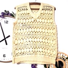 Bladoróżowy sweterek Orsay ozdobny dekolt ażurowy