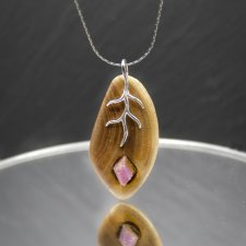 Wisiorek - rubin  i wiąz – srebro 925 - biżuteria z duszą ziemi, handmade, prezent Unique Jewelry Design; Luxury Wooden Jewellery, premium