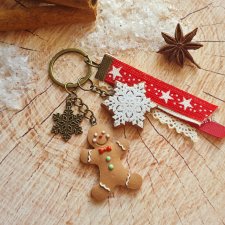 Breloczek świąteczny z pierniczkowym ludkiek i śnieżynki