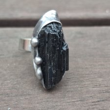 Turmalin jak węgiel- pierścionek regulowany