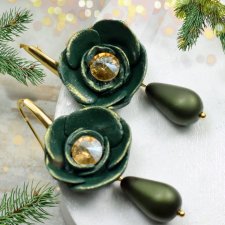 Ciemnozielone kolczyki kwiaty ze szklaną kroplą