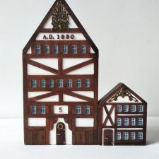 Podpórka do książek "Stara Kamienica 1880" – drewniana dekoracja z małym domkiem.