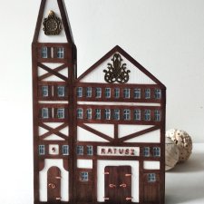 Podpórka do książek "Ratusz" – ręcznie wykonana dekoracja w stylu starego miasteczka.