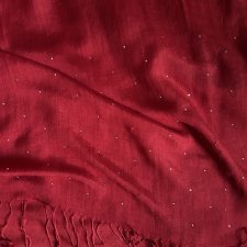 Efektowny smakowicie soczysty wiśniowy kolor ozdobne mikro dżety frędzle 70 x prawie 190  mgiełka