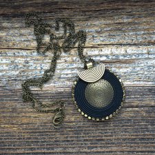 Mosiądz i czerń, wisior sutasz