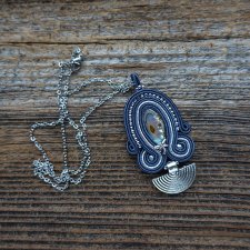 Szaro granatowy wisiorek z muszlą paua