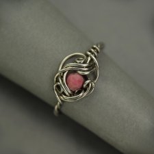 Pierścionek regulowany rodonit, wire wrapping, stal chirurgiczna