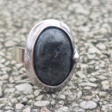 Larvikit - pierścionek regulowany