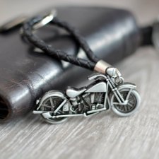 BRELOK DO KLUCZY "MOTOCYKL" Z CZARNYM RZEMIENIEM SKÓRZANYM