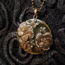 Ze szkatuły: kwiaty i złoto