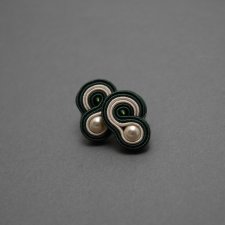 małe, kremowo-zielone kolczyki sutasz