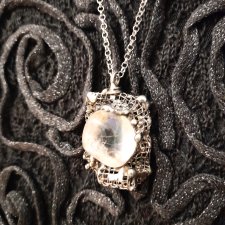 Ze szkatuły: z kamieniem