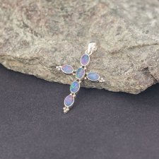 Srebrny krzyżyk z opalem australiskim