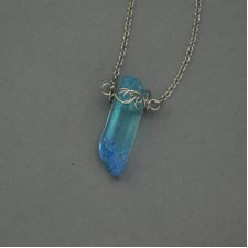 Naszyjnik Talizman minimalistyczny surowy niebieski kryształ górski, wire wrapping, stal chirurgiczna