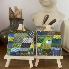 Dwa obrazki na sztalugach krajobraz z domkiem