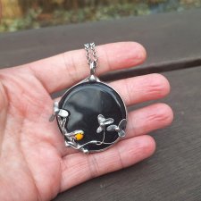 W czarnym gąszczu - wisiorek