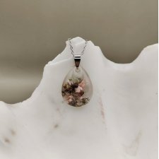 Wisiorek z żywicy z zatopionymi suszonymi kwiatami