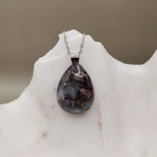 Wisiorek z żywicy z zatopionymi suszonymi kwiatami – Kropla Nocy