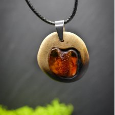 Naszyjnik "Bursztynowe serce" – żywioł ognia i bursztynowego światła, dąb, pirografia, Amber and Wood Pendant, biżuteria z drewna
