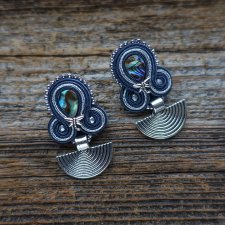 Granatowe kolczyki z muszlą paua