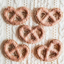 Zawieszki świąteczne -precelki z filcu komplet 5szt.