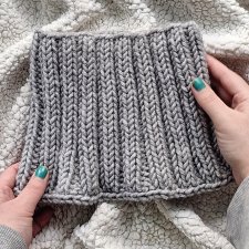 Minimalistyczny SZARY KOMIN handmade – delikatny i bardzo ciepły