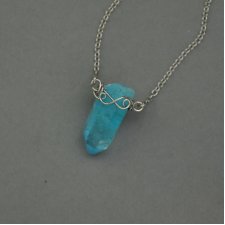 Naszyjnik Talizman minimalistyczny surowy niebieski kryształ górski, wire wrapping, stal chirurgiczna