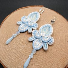 Biało błękitne kolczyki sutasz