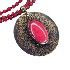 Wisior z czerwonym jadeitem z koronkowym ornamentem c1372